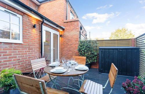 2-Bedroom Stylish & Gorgeous, Cosy Westgate Cottage Retreat, Central Winchester, Free On-Street Parking Permit, with Garden, Close to Cathedral - Sleeps 6, Pets are Welcome - by Blue Puffin Stays - Foto 38