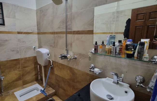 Impeccable 4-bed Villa in Gujrat - Photo 16