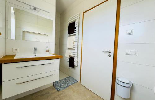 luxuriöse Villa Möwengeflüster - 220qm große Ferienwohnung für bis zu 8 Gästen mit Sauna direkt am Goitzschesee - Foto 17