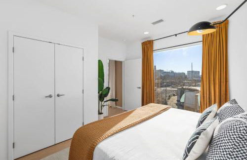 Penthouse Condo on River with Garage and Patio, Walk Downtown - Foto 19