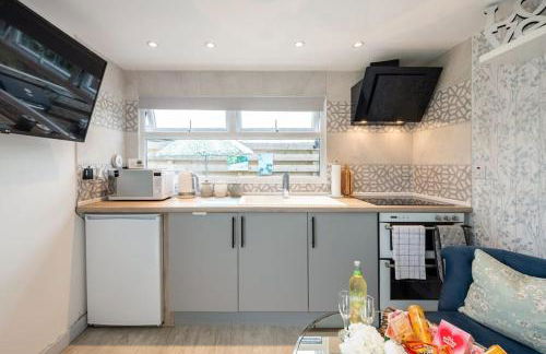 Adorable private couples retreat with hot tub - Photo 26