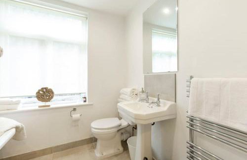 Dorney Windsor Legoland 5 Star Stay for upto 14 guests - Photo 53