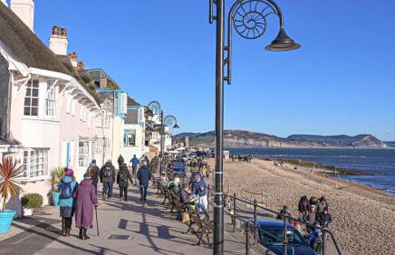 Amazing Large House, Lovely Newly Fitted Kitchen, Sleeps 8 , Nice Views and Garden, Plus a Beach Hut that is Located on Lyme Regis Beach - Photo 20