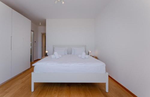 Modern 2BDR Apartment - Business Zone - Free Garage Parking - Photo 9