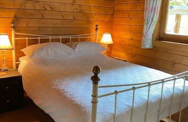 3 Bedroom Lodge Hotub pool in Horsley Surrey UK - Photo 60