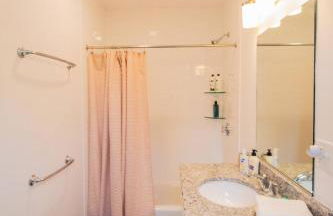 Stylish 2BR w Full Kitchen, Laundry & Cen Air - Foto 15