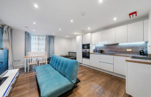 Riverside 1BR with Easy Transport 20min to City Centre - Photo 5