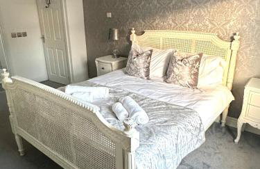 Spacious 5-Bed Detached House, Sleeps 10, Parking - Photo 8