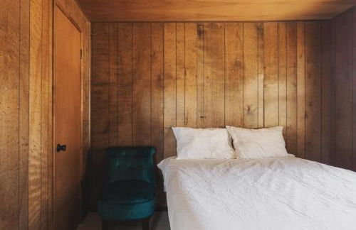 Secluded rustic 3-bedroom cabin on private land - Photo 12