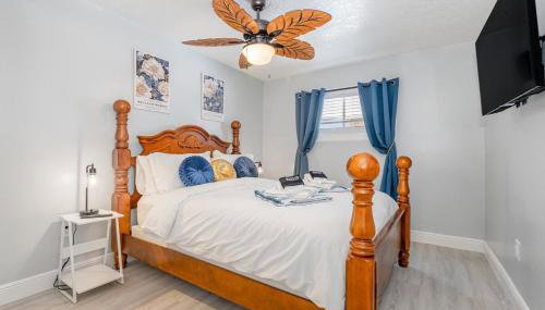 Elegant Retreat Near Downtown and Beach - Photo 2