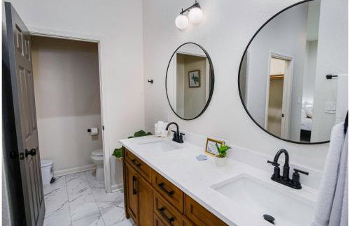 Magnificent 4BR Near Famous Riverwalk and Downtown - Foto 34