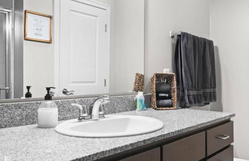 2BR Balcony Suite Gym & Pool Downtown at CityWay - Foto 36