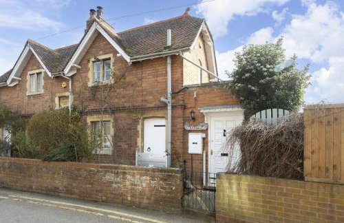 Riverside Cottage & Shepherd’s Hut with Hot Tub - Foto 1