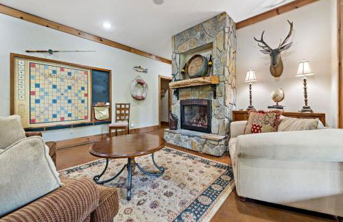 Lakefront Retreat Luxury Home with Private Dock - Photo 44