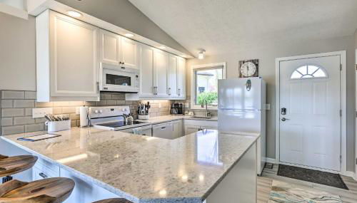 Lakefront Bellevue Home Private Beach and Fire Pit! - Foto 2