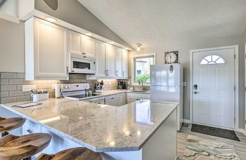 Lakefront Bellevue Home Private Beach and Fire Pit! - Foto 2