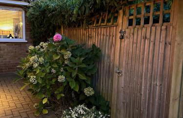 Contemporary detached house short train to London - Photo 21