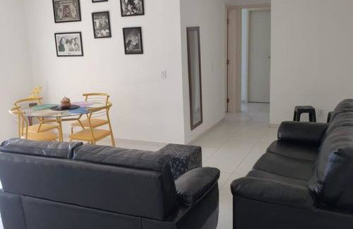 Apto no Jd Indaiá com piscina a 300m da praia - Foto 2