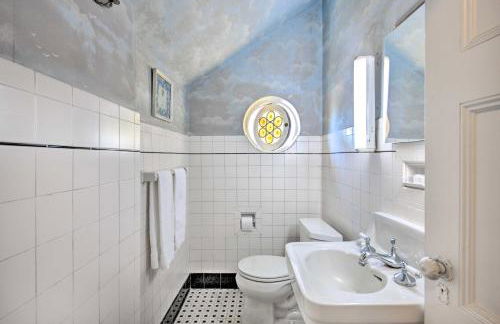 The Castle Hacienda Heights Home with Patio and Pool - Foto 24