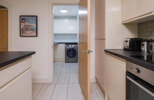 Liverpool Gem, Spacious 2BR Apt, Sleeps 8 - Photo 19