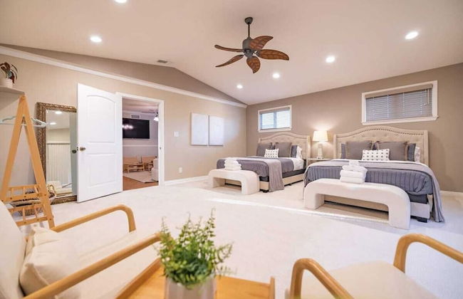 Marbella Lane - Charming 4BR Bungalo for Relaxing Retreat - Photo 4