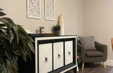 Airy Modern 2BR/2BA - Parking + Laundry + Sleep 6 - Foto 23