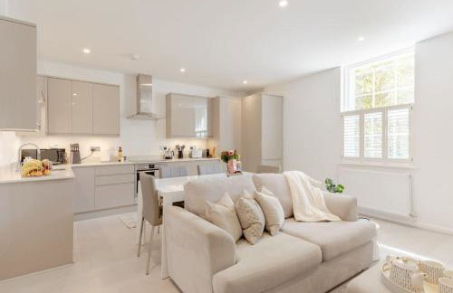 Elegant Epsom Family - Photo 1