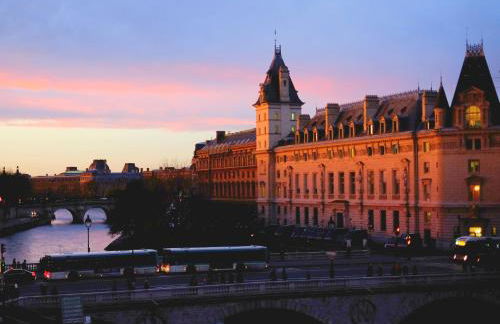 Two Bedroom Luxury Apartment - Balcony with View of Notre Dame - Foto 14