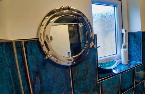 Knocker Cottage is a 3 bedroom made up of 1 double bedroom and 2 small double bedrooms in small village 10 min to beaches - Foto 62