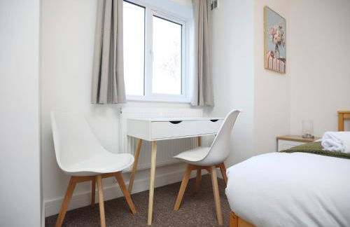 Gloucester Rd By N And N Stays, Newly Refurbed 6 Bed all ensuite house by N And N Stays Ltd, Perfect for contractors and Corporate stays, Close to YTL Arena Site, Pvt Parking for Vans and and work vehicles, Wifi - Foto 15