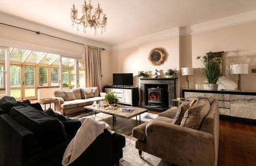 Downwood Vineyard Manor House in Idyllic Countryside - Photo 11