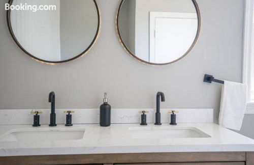 AC 6BR2BA Quiet Island House Near Casinos - Foto 69