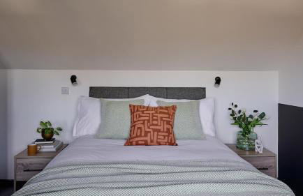 Beautiful 4 Bedroom - Close to QE Hospital & Uni - Photo 25