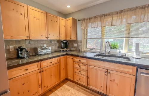 Luxury Stunning Mountaintop Home with Hot Tub and Lake Views - Foto 9