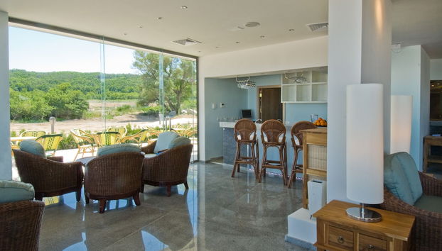 Coin salon dans le hall