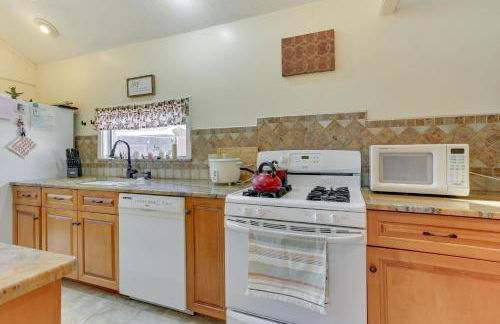 Milford Family Home with Koi Pond and Porch! - Foto 11