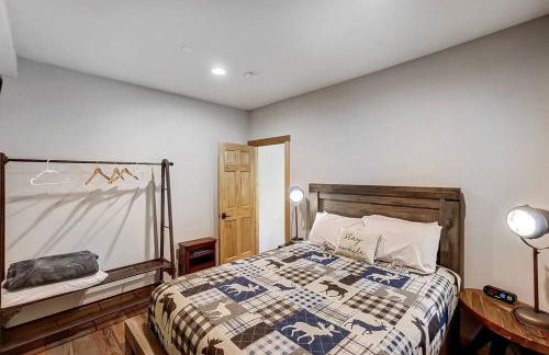 Large Log Cabin Chalet w/ Hot Tub - Horses & Lake! - Foto 75