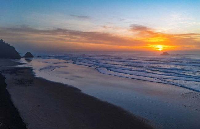 Half Block to Beach w/ Oceanview, Patio + Balcony The Shore Pine by Avantstay - Foto 41