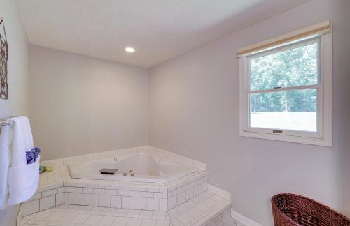 Smith Mountain Lake Home with Private Hot Tub and Dock - Foto 12