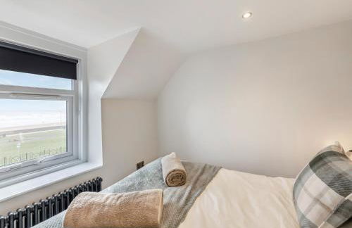 Captain's Quarters - Photo 12