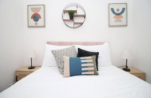 Peaceful 3 Bed Flat with Parking and Balcony by CTO Serviced Apartments - Foto 13