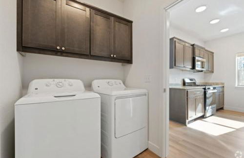 Modern Spacious Pool Apartment PET FRIENDLY - Photo 1