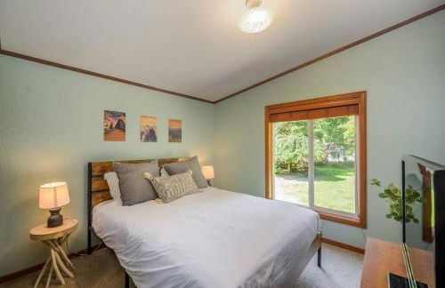 Riverfront Paradise w/ Hot Tub--Little River House - Foto 26