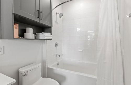 Stylish Ground Floor 2BR 2BA with Private Patio - Foto 25