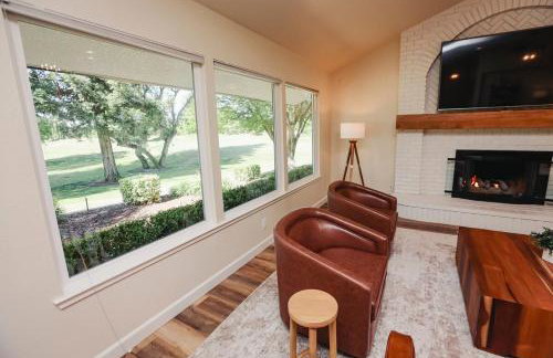 Riverfront Beauty with Pickle Ball Court - Foto 8