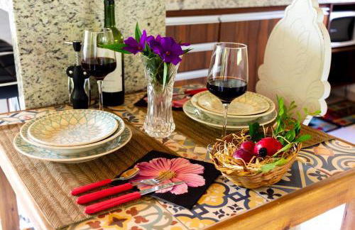 Chalé Canto do Galo 2 - Hidro da Jacuzzi, Lareira Ecológica, Cozinha Completa, Wi-Fi 80mbps, próximo a comércio local e relaxando ao som do riacho - Photo 14