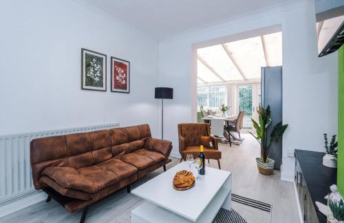 The Lyme Lounge - Contemporary & Stylish 3BR Home - Sleeps 7 with Parking & Wi-Fi - Perfect For Business or Work Stays - By Parydise Properties - Foto 4