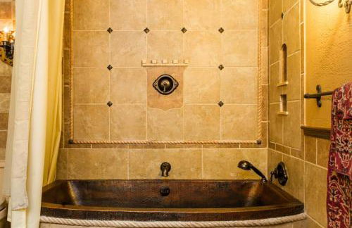 HIGHLANDS CASTLE overlooking Lake George plus 2 other CASTLES & SUITES - Foto 58