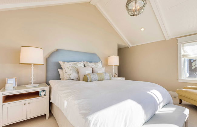 Waterfront 4bdr w/ Deck, Stunning Views, Fire Pit Cedar Street by Avantstay - Foto 17