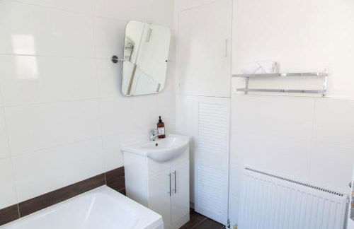 4 Bedrooms Spacious House With 2 Bathrooms Free Parking - sleeps up to 10 guests - Foto 38